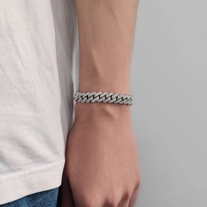 Bracelet cubain hip-hop 10mm en argent avec diamants pour homme sur fond gris clair