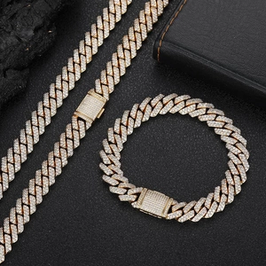 Gros plan sur ensemble collier et bracelet maille cubaine 10mm sertis de zircons dorés