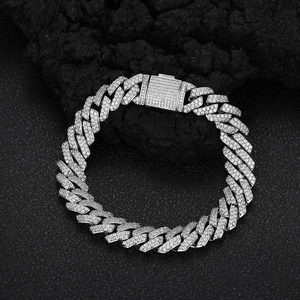 Bracelet Cuban Link 10mm glacé avec design losange en diamant sur roche volcanique