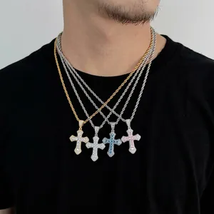 Collane a croce stile hip-hop con zirconi scintillanti in quattro varianti di colore
