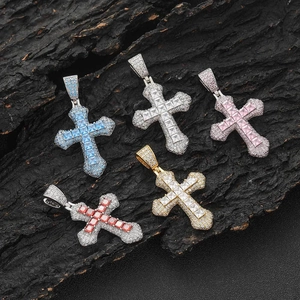 Collier Croix Hip Hop Iced Out Cuivre Zirconia Pendentif Crucifix Avec Chaîne Torsadée Pour Hommes Femmes Bijoux Branchés Cadeau