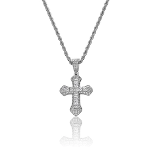 Vue détaillée du pendentif croix hip hop en argent avec zircons colorés et chaîne torsadée