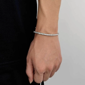 Bracelet tennis à une rangée en argent 925 avec moissanite sur poignet d'homme