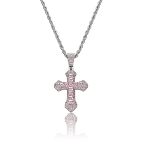 Détail du pendentif croix hip hop avec pierres roses carrées et zircons blancs sertis
