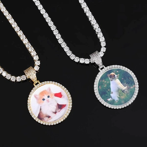 Makro-Detail der personalisierten Fotoanhänger in Gold und Silber mit glitzernden Zirkonia