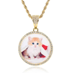 Personalisierte goldene Fotohalskette mit Zirkonia-Anhänger an einer edlen Kordelkette