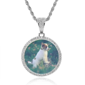 Detailansicht eines runden Fotopendants mit Zirkonia-Besatz und eleganter Kordelkette in Silber