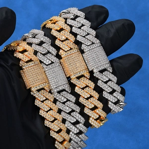 Detailansicht der 14mm Panzerketten mit Moissanit-Mikropavé in Gold und Silber