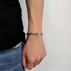 Detail van de regenboog tennisarmband met 4 mm vierkant geslepen kleurrijke zirkonia steentjes