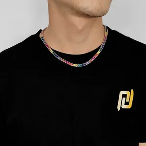 Détail du collier tennis arc-en-ciel avec pierres multicolores à coupe carrée