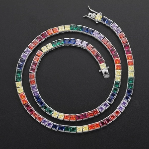 Collier tennis arc-en-ciel avec zircons carrés colorés de 4 mm et chaîne plaquée argent