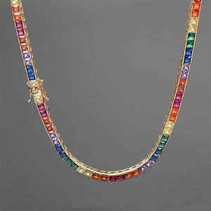 Détail macro du collier tennis arc-en-ciel avec pierres colorées de coupe carrée 4mm