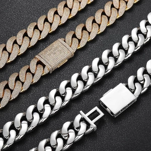 Détail de chaînes Cuban link 20mm en or avec zircons et finition en argent poli