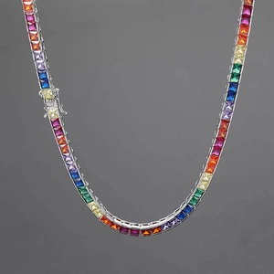 Gros plan d'un collier tennis arc-en-ciel en zircone carrée avec finition argentée