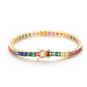 Detailweergave van een 4mm regenboog tennisarmband met vierkant geslepen zirkonia