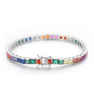 Detail van regenboog tennisarmband met vierkante stenen en veilige dubbele sluiting