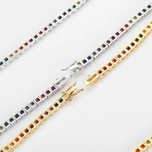 Détail de bracelets tennis en or et argent avec zircons carrés multicolores et fermoir sûr