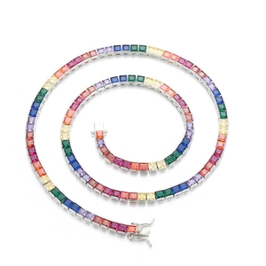 Détail du collier tennis arc-en-ciel avec zircons carrés et fermoir à cliquet sécurisé