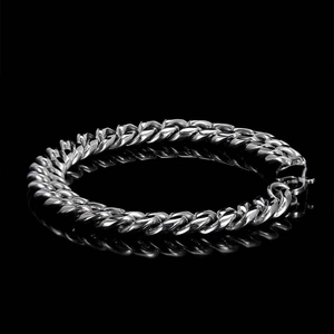 Bracelet gourmette argenté poli sur fond réfléchissant noir avec fermoir mousqueton