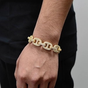 Détail d'un bracelet gourmette doré de 16mm orné de zircons style hip-hop