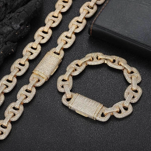 Détail de l'ensemble collier et bracelet à maillons dorés de 16mm sertis de zircons