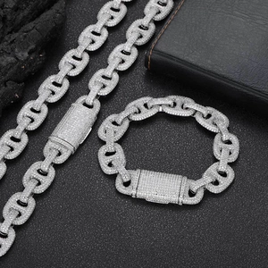 Détail macro du collier et bracelet à maillons marins 16 mm sertis de zircons