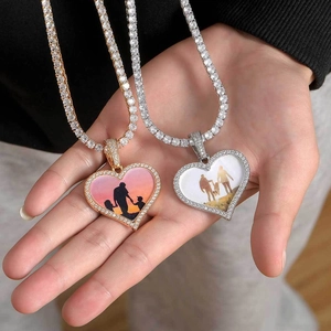 Pendentif photo en forme de cœur avec cristaux micro-pavés et collier tennis doré