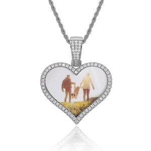 Détail macro du pendentif cœur en argent avec zircons micro-pave et chaîne torsadée