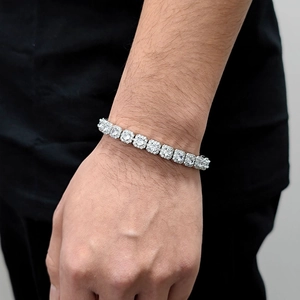 Détail d'un bracelet de tennis glacé de 7 mm avec des maillons carrés en zircone