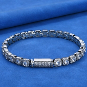 Nahaufnahme des 7mm Silber-Tennisarmband mit Zirkonia-Steinen und Kastenverschluss
