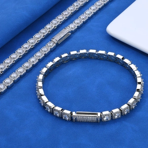 Detailaufnahme des 7mm Silber-Tennis-Armbands mit funkelnden Zirkonia-Steinen