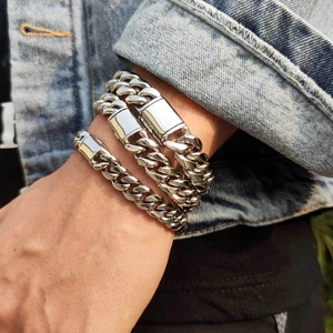 Ensemble de trois bracelets gourmettes en acier inoxydable poli avec fermoirs à rabat