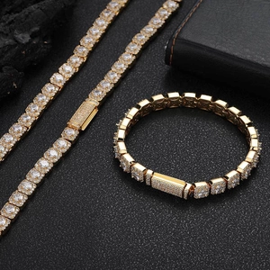 Détail de l'ensemble collier et bracelet tennis dorés sertis de zircons carrés brillants