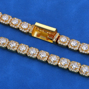 Makroaufnahme einer Goldkette im Hip-Hop-Stil mit Zirkoniasteinen und Klappverschluss
