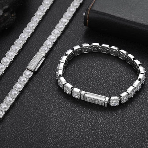 Détail macro d'un ensemble collier et bracelet hip hop de 7mm avec zircons carrés