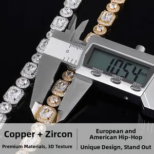 Détail macro d'une chaîne hip hop de 10,5 mm avec pierres de zircone cubique