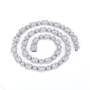 Collier hip hop 10mm avec cristaux de zircon carrés et ronds sur un fond blanc neutre