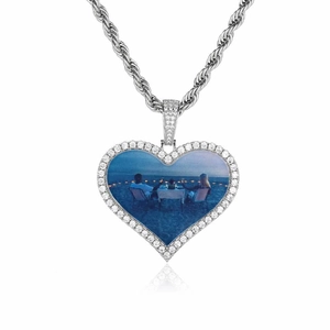 Vue détaillée du pendentif coeur argenté avec zircons et sa chaîne torsadée