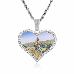 Détail du pendentif cœur en argent avec zircons et photo personnalisable