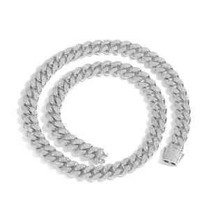 Détail d'une chaîne cubaine argentée de 12 mm avec pavage de pierres et fermoir de sûreté