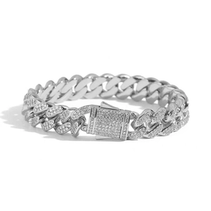 Détail d'un bracelet Cuban hip hop 12mm serti de zircons blancs avec fermoir à ressort