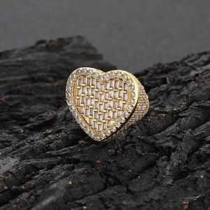 Détail d'une bague hip-hop en forme de cœur avec zircons baguettes et zircons ronds