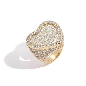 Bague cœur en or style hip hop avec zircons cubiques baguettes et ronds sur fond blanc