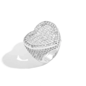Détail de bague cœur avec pierres de zircone cubique taille baguette et serti pavé argent