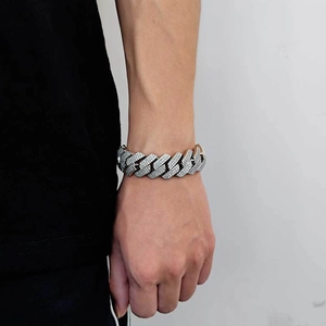 Macro-opname van een dikke iced-out Cubaanse schakelarmband voor heren met witte zirkonia's