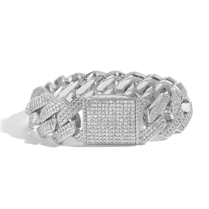 Macro-opname van een zilveren Cubaanse schakelarmband met pavé zirkonia op de sluiting
