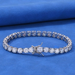 Λεπτομέρεια macro από βραχιόλι τένις ασήμι 925 με moissanite σε μπλε βελούδο