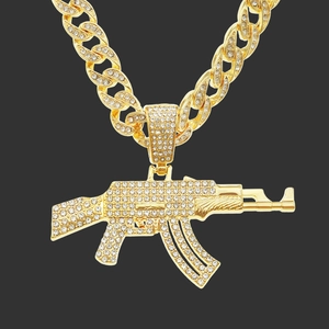 Κολιέ με μενταγιόν όπλο AK47 hip hop με αστραφτερά στρας σε χρυσή κουβανέζικη αλυσίδα