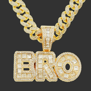 Hip hop κολιέ με χρυσό μενταγιόν BRO και λαμπερά ζιργκόν για εντυπωσιακό στυλ