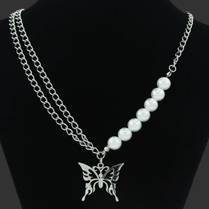 Collier en Acier Titane Style Ins Avec Pendentif Papillon Creux Épissage Künstliche Perle Chaîne Cubaine Bijoux pour Femmes Quotidien